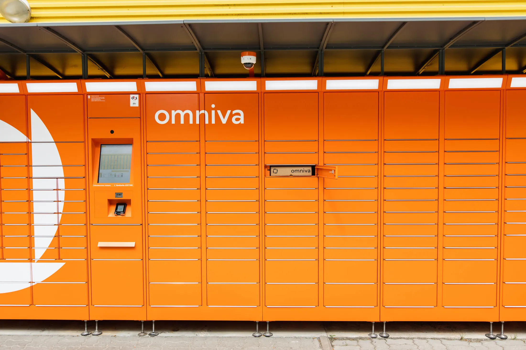 Oranžinis Omniva paštomatas
